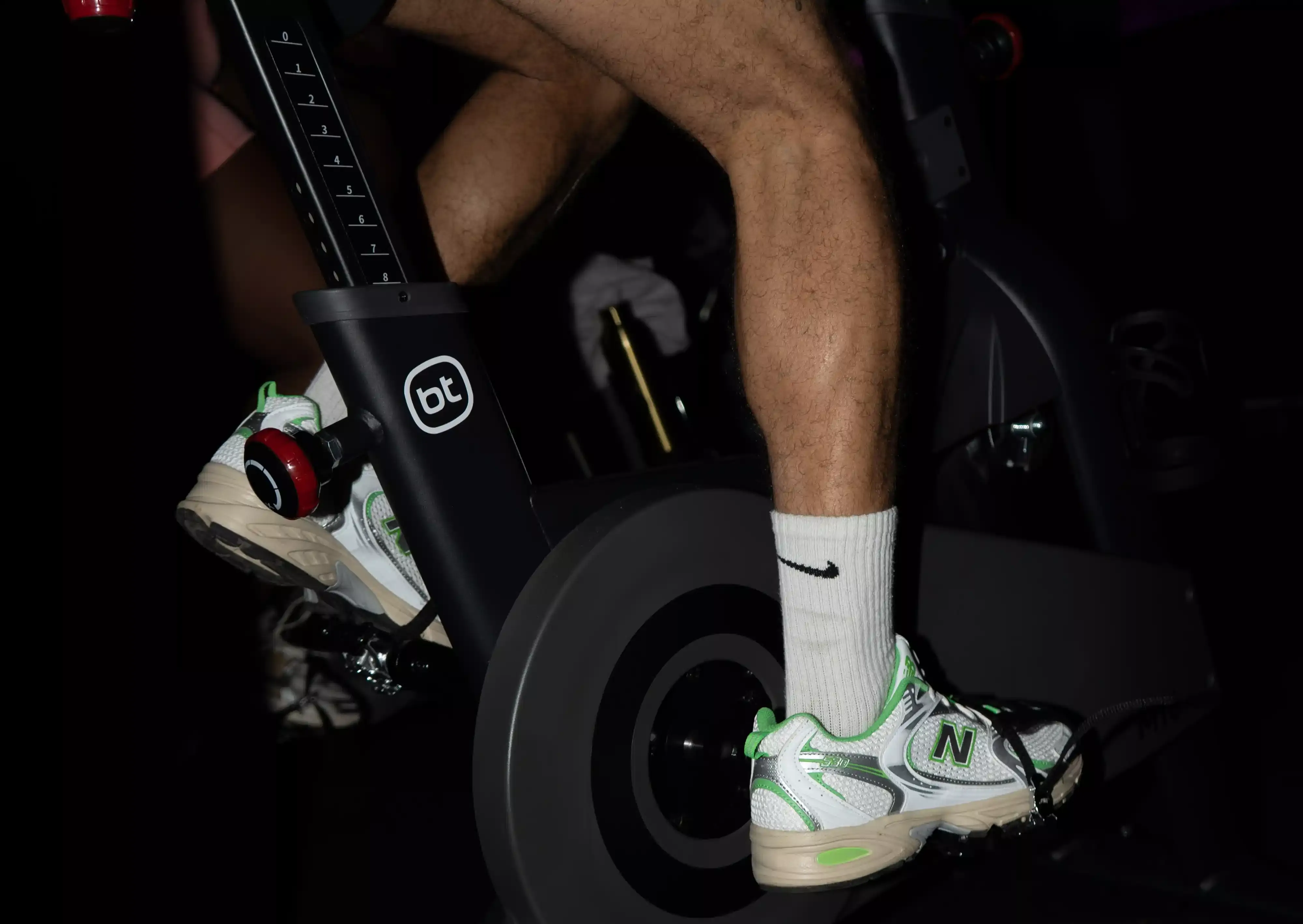 Le pied d'un participant sur la pédale, roue du vélo en arrière-plan