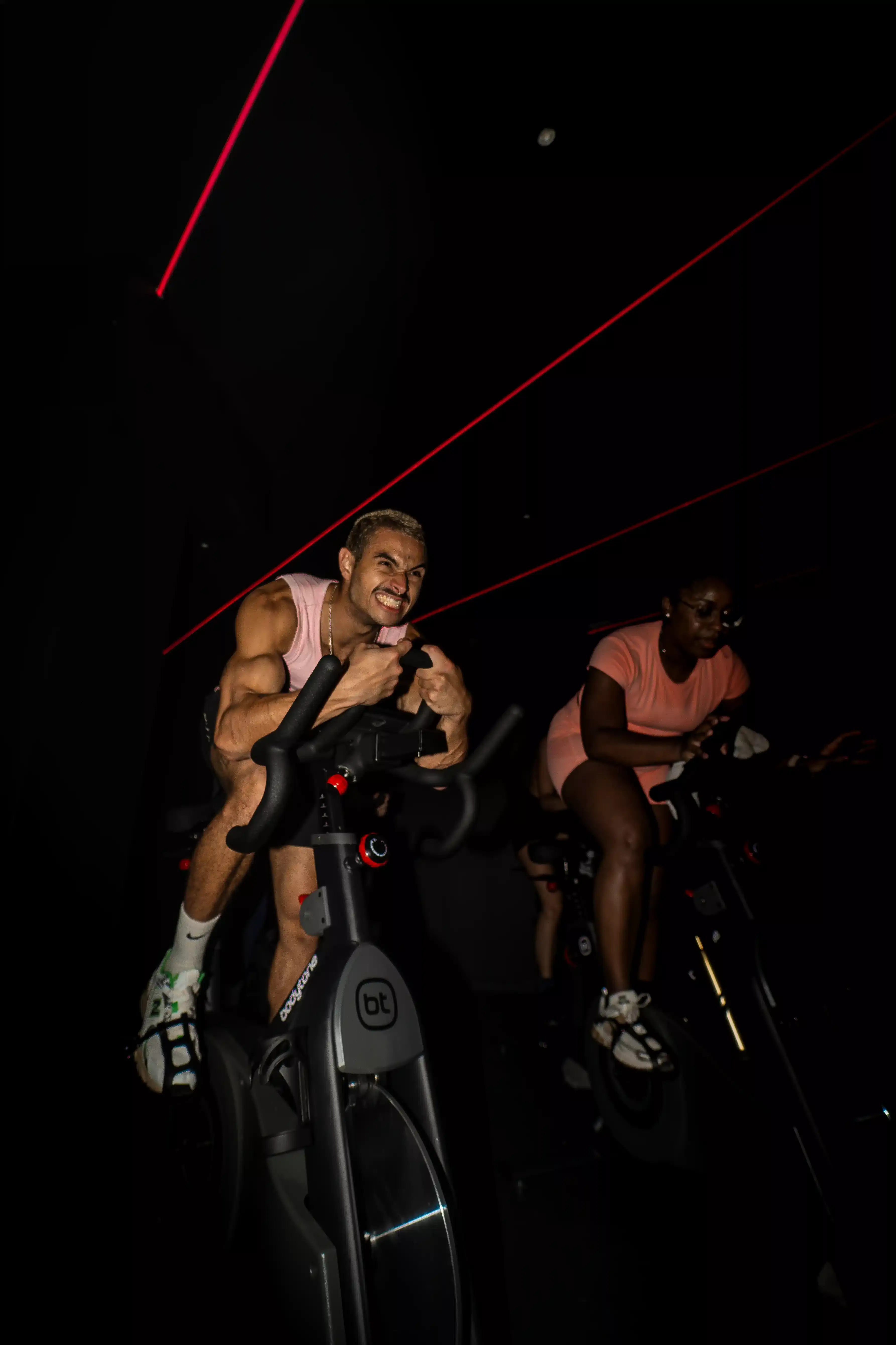 Ambiance de fin de séance au studio Spinners Cycling