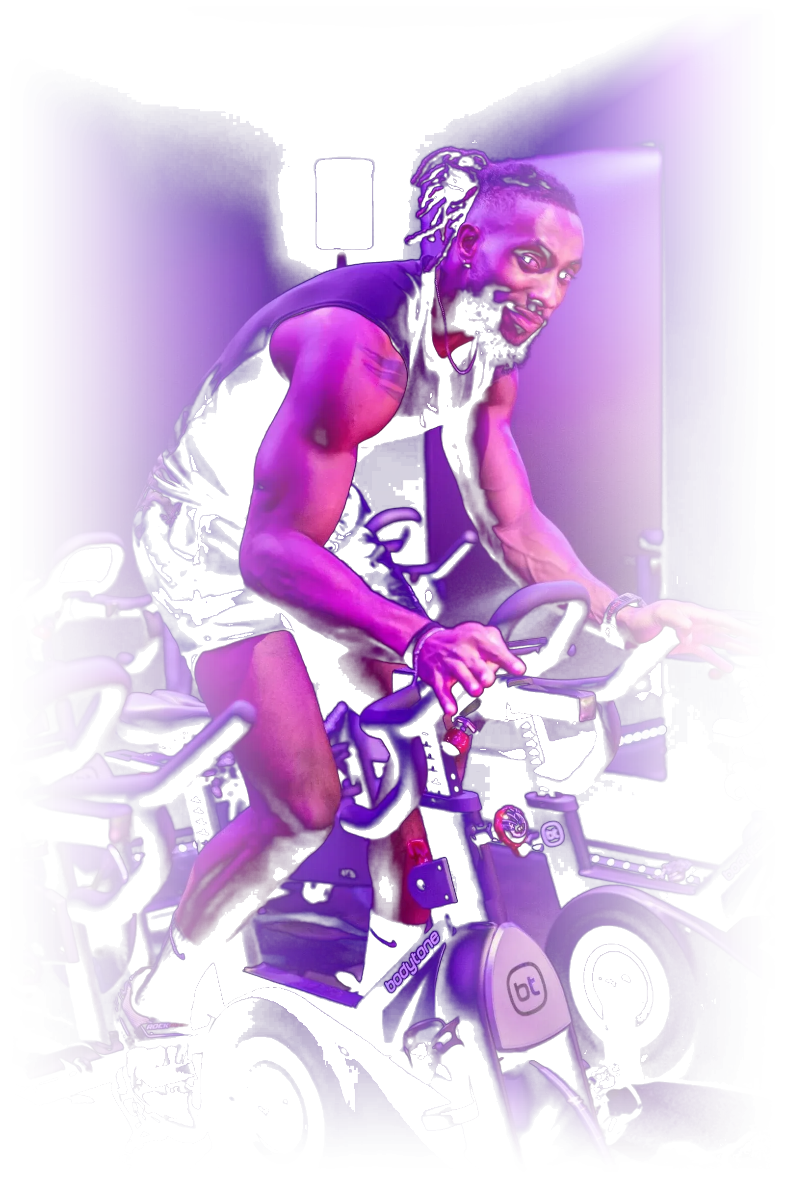 Gavin, coach chez Spinners Cycling, sur son vélo dans le studio toulousain