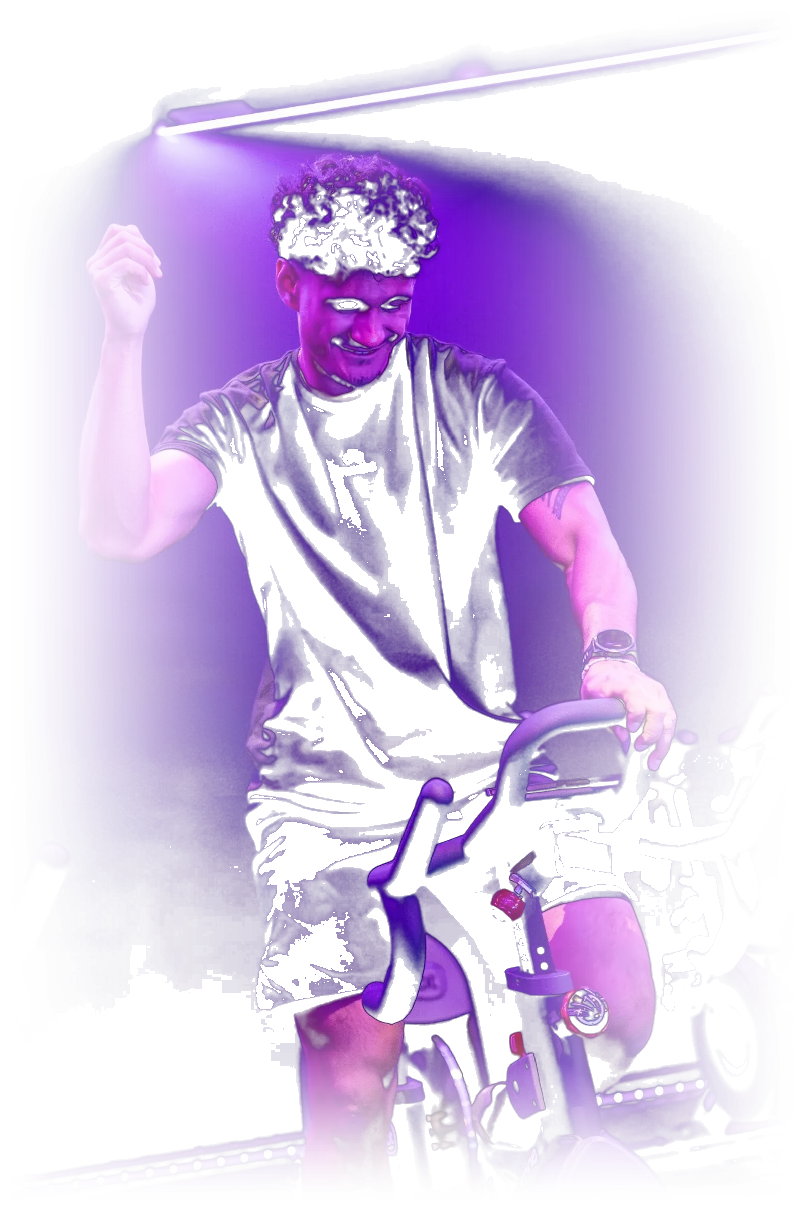 Manutea, coach chez Spinners Cycling, lance le rythme depuis son vélo