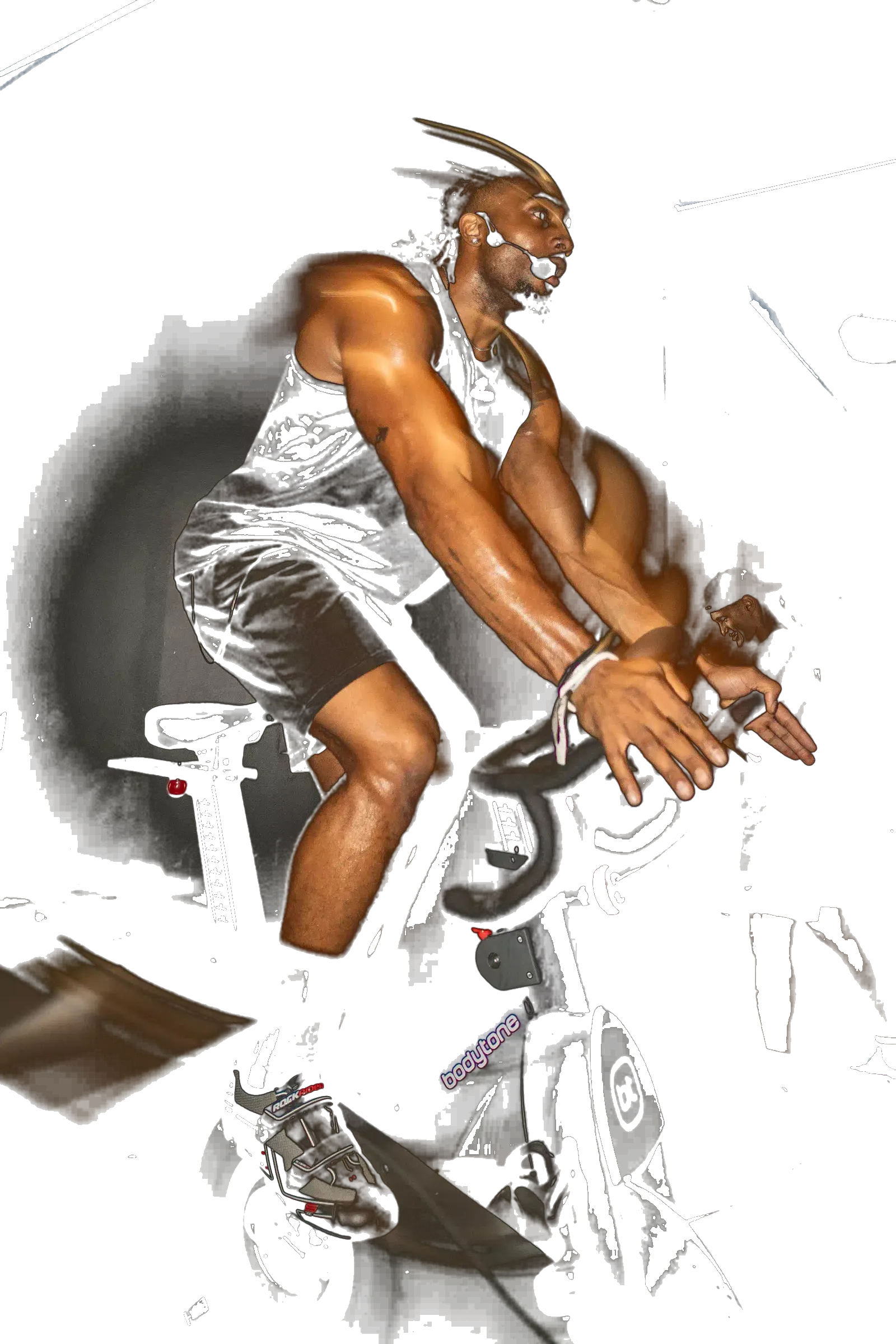 Un coach de Spinners Cycling mène la séance depuis son vélo, dans le studio toulousain