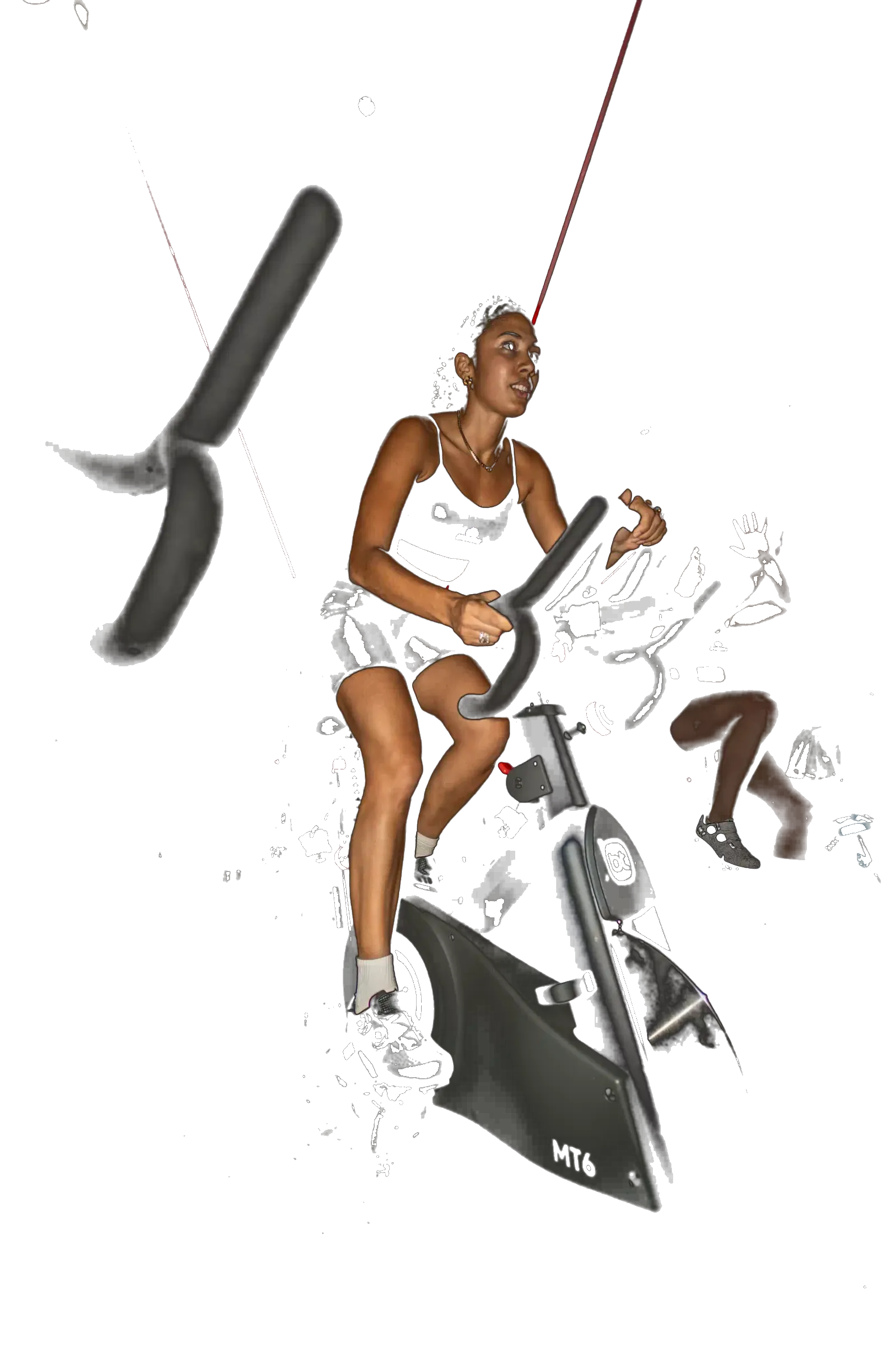 Une participante pédale sur son vélo dans la salle du studio Spinners Cycling à Toulouse